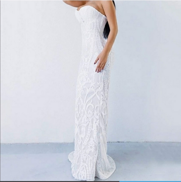 Sparkling white strapless dress with train - Picture 15 of 16